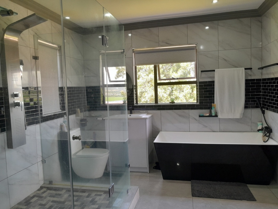 6 Bedroom Property for Sale in Kosmos Ridge North West